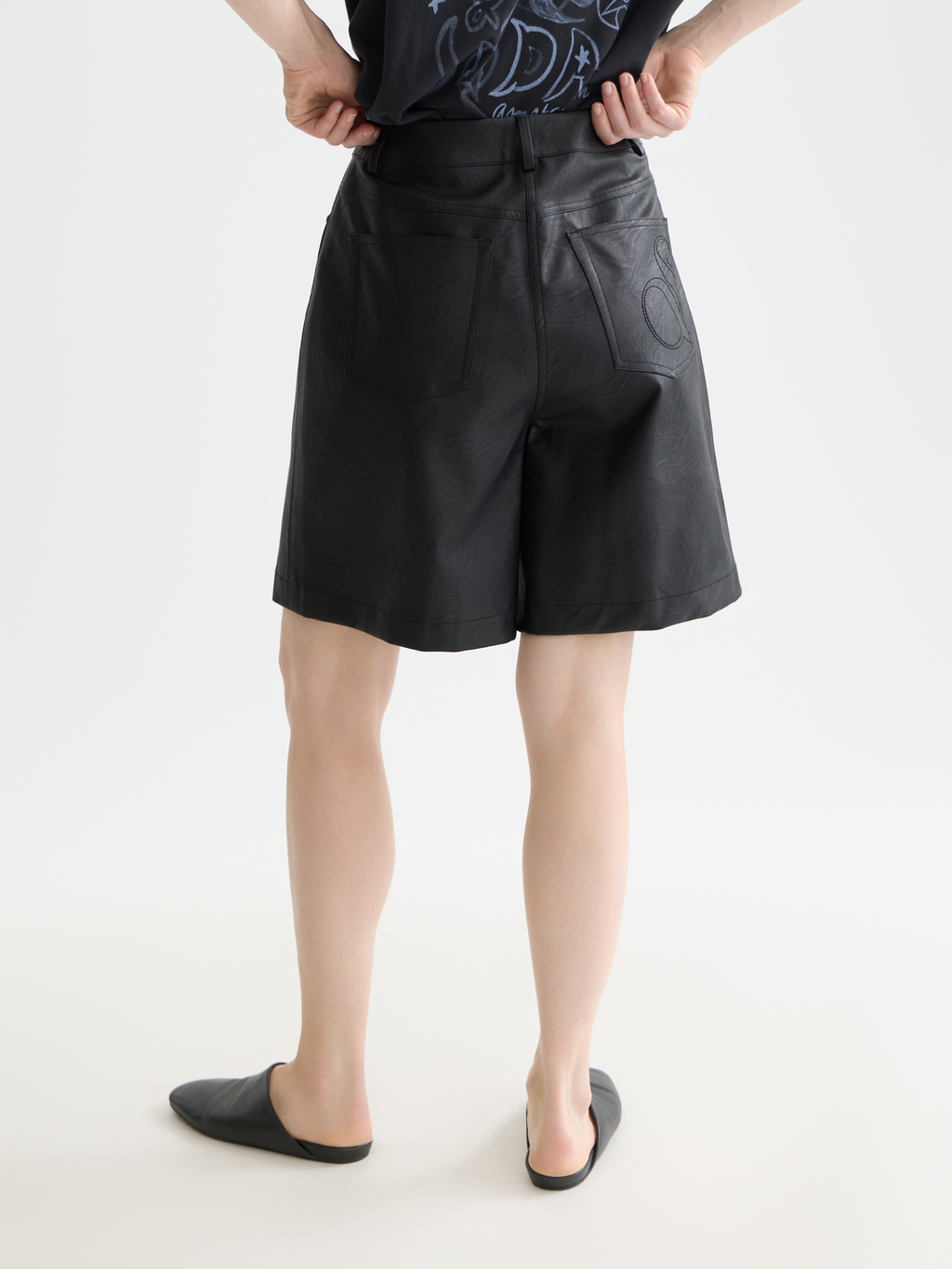 High rise faux leather short