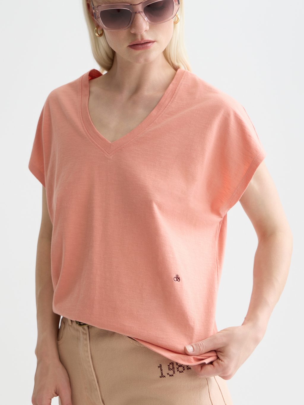 V-neck logo embroidery t-shirt - CANYON CLAY