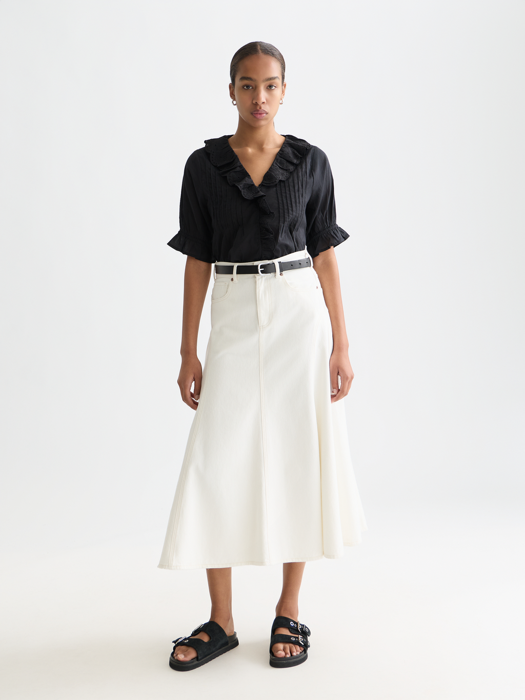 Short sleeve blouse with embroidered details