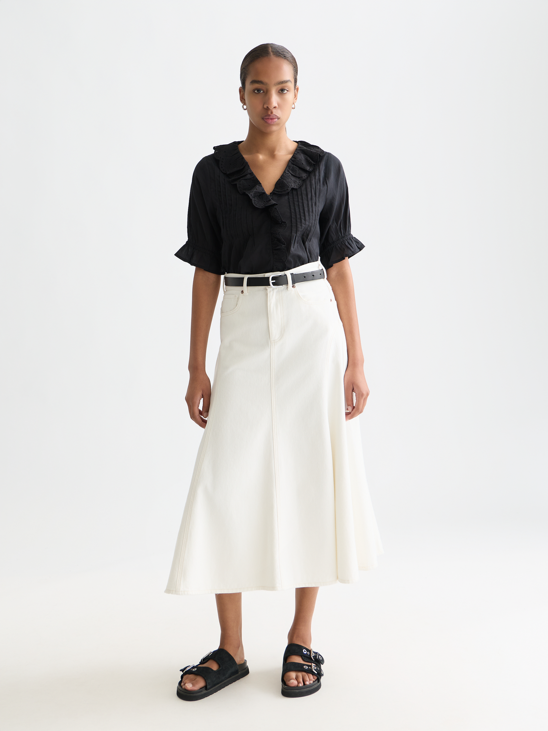 Short sleeve blouse with embroidered details