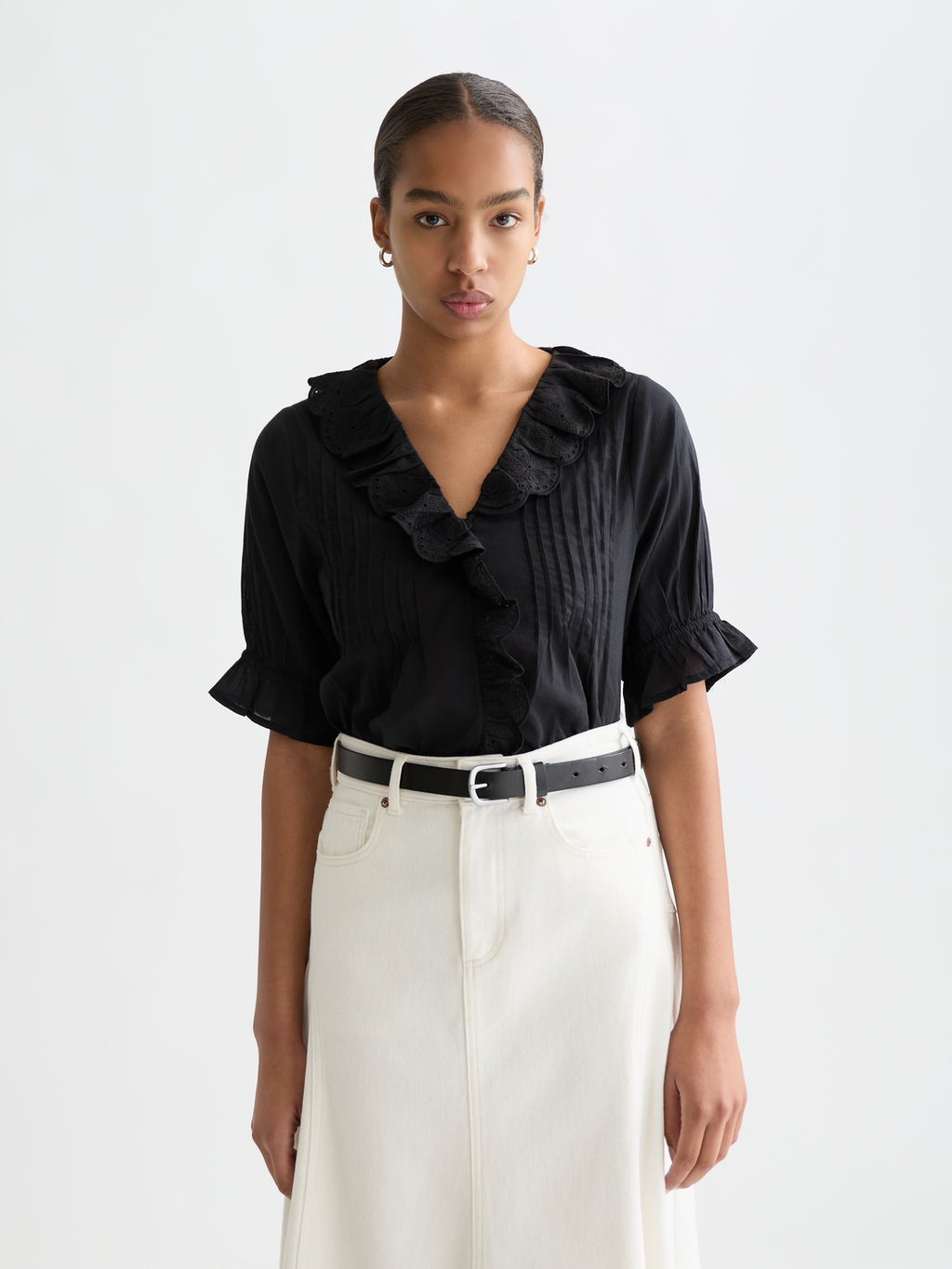 Short sleeve blouse with embroidered details