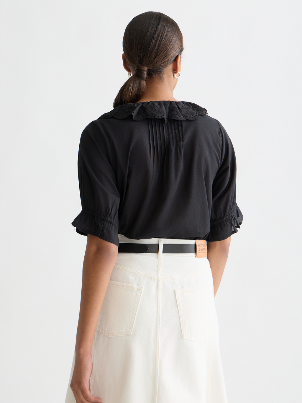 Short sleeve blouse with embroidered details