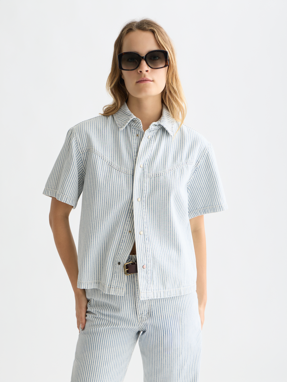 Short sleeve denim shirt