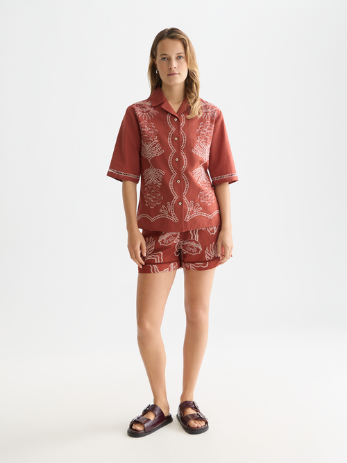 Embroidered short sleeved fitted shirt