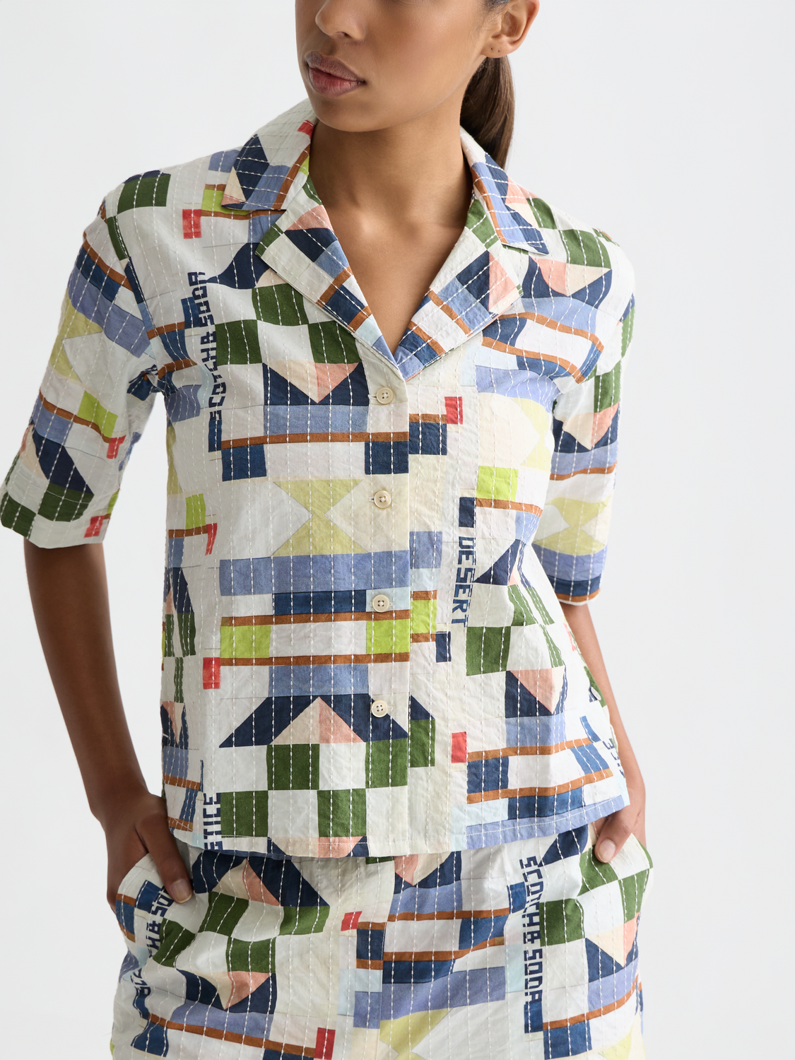 Stitch-embroidered printed short sleeve shirt