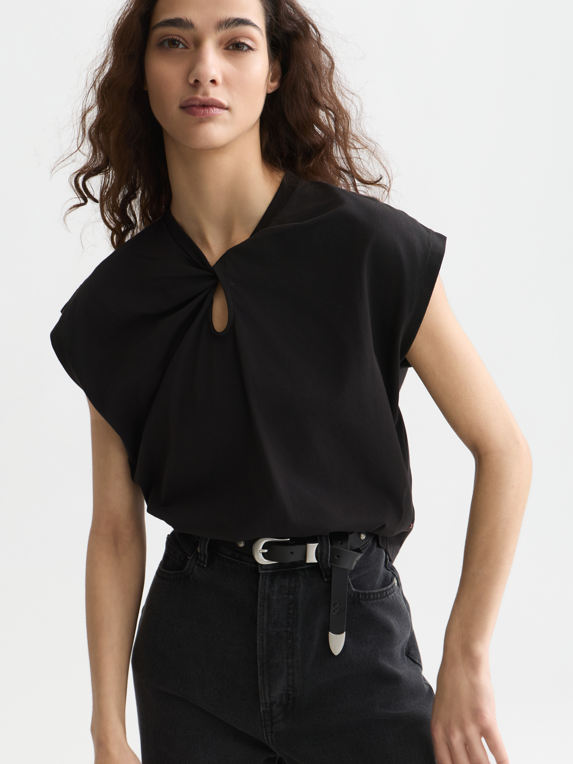 Twisted neckline T-shirt