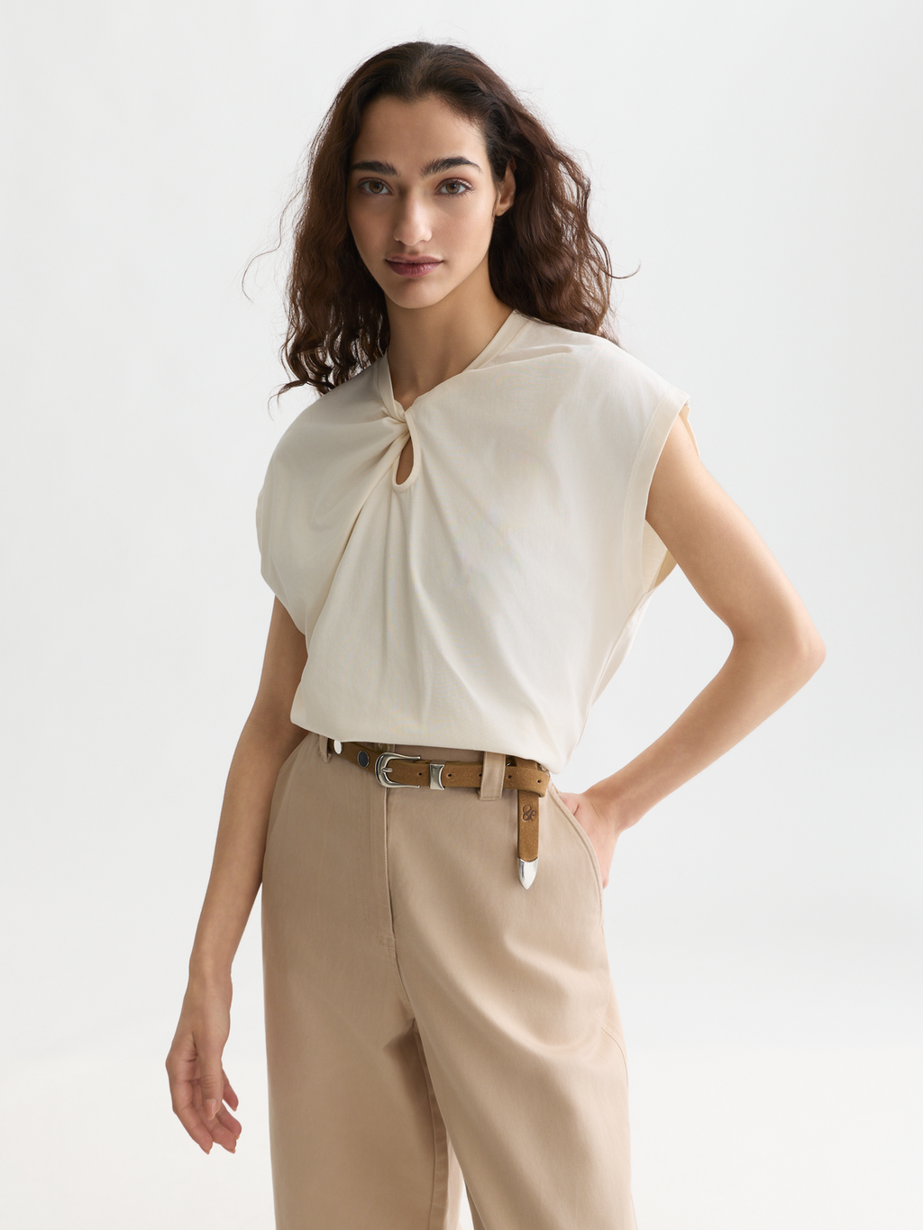 Twisted neckline T-shirt