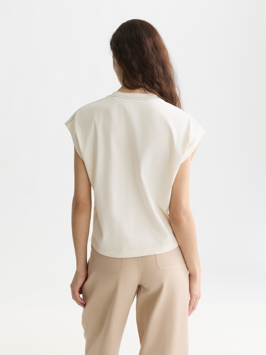 Twisted neckline T-shirt