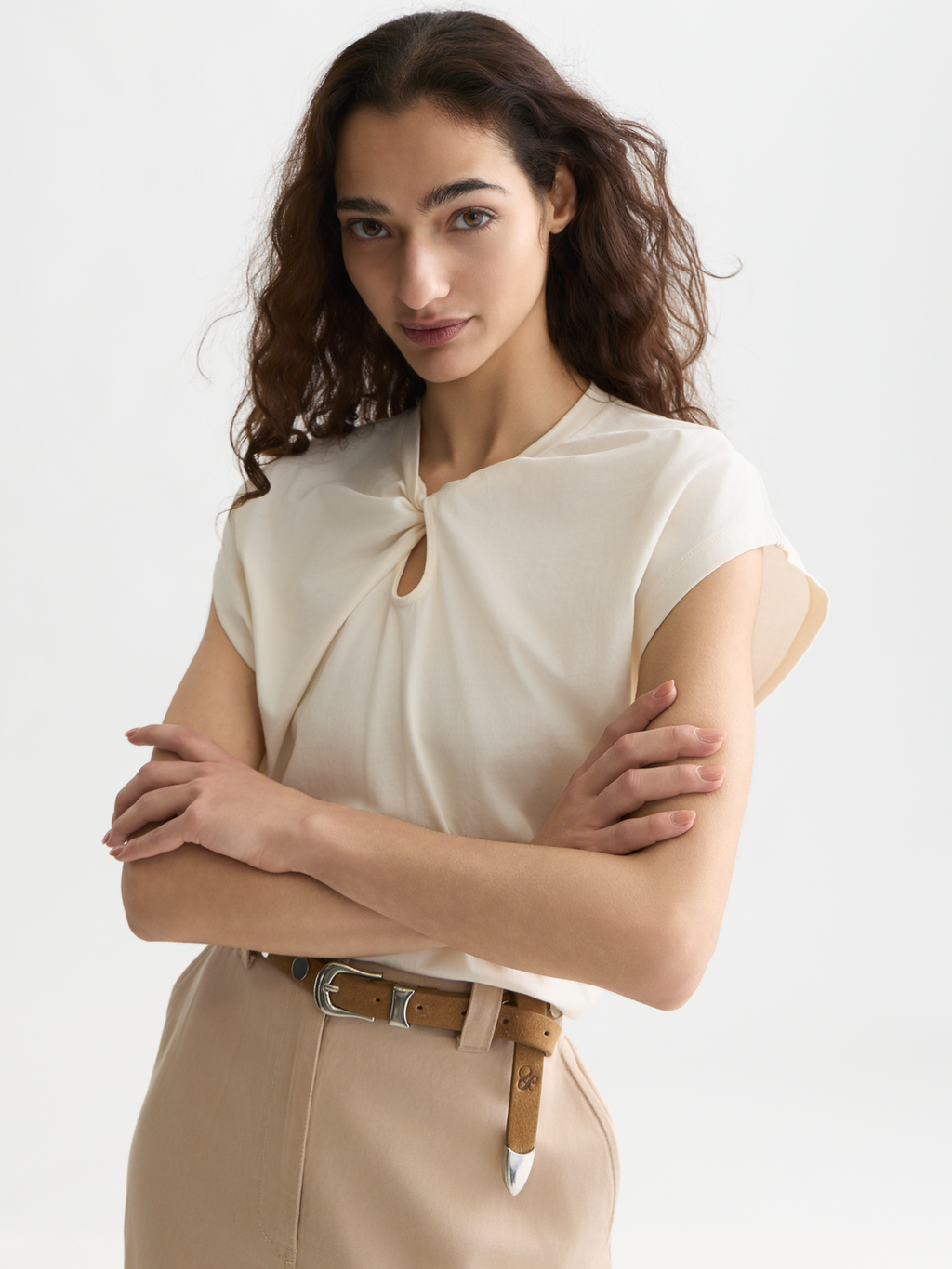 Twisted neckline T-shirt