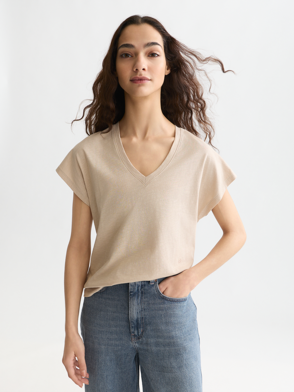 Ampersand embroidery V-neck T-shirt