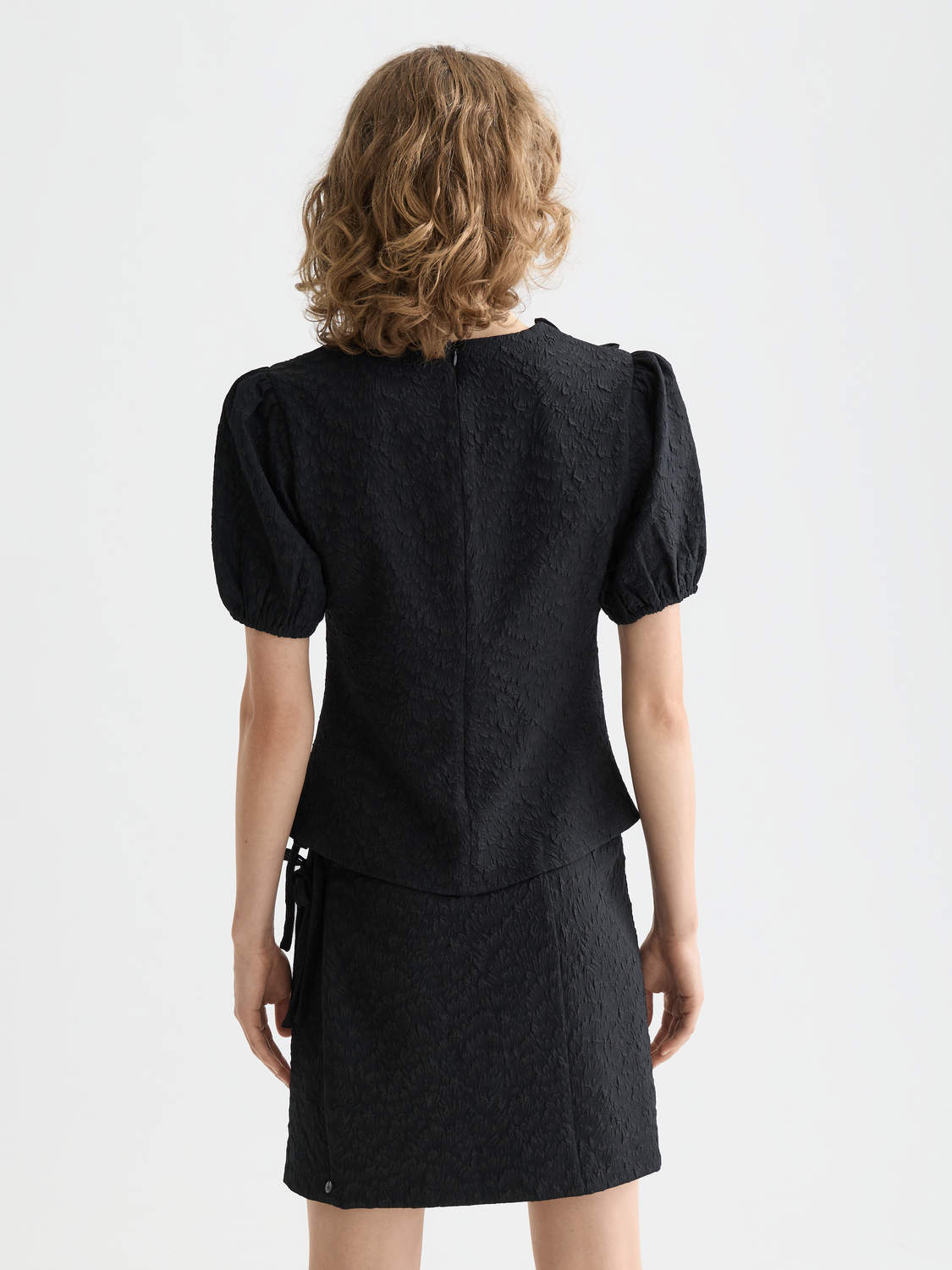 Puff sleeve textured top