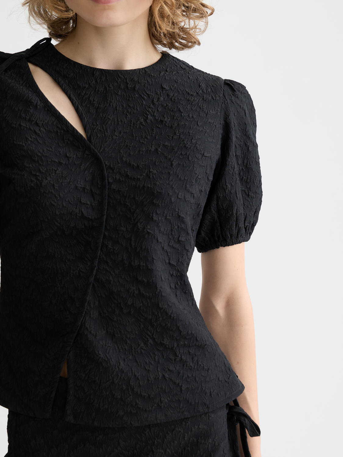 Puff sleeve textured top