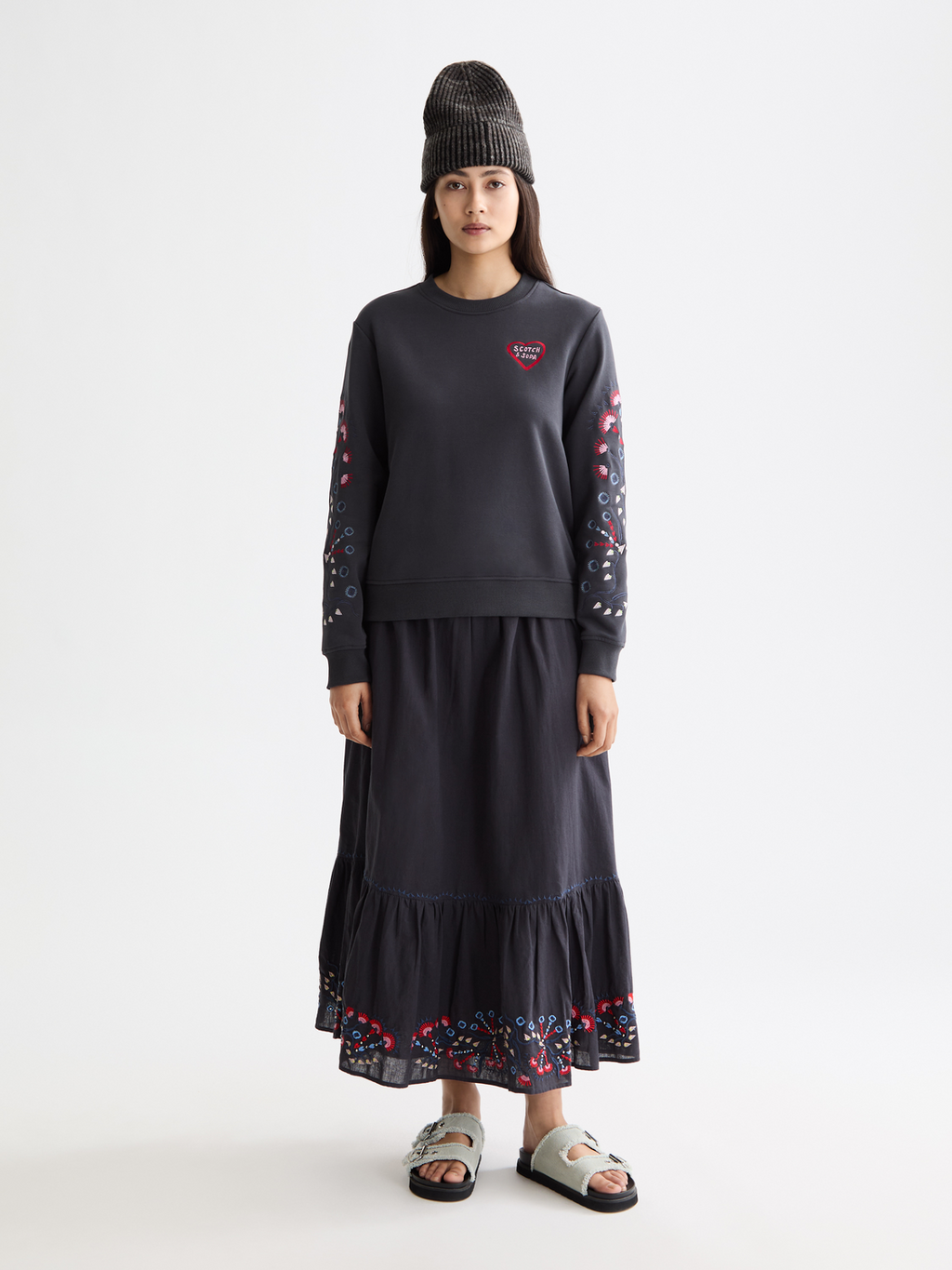 Embroidered regular sweatshirt