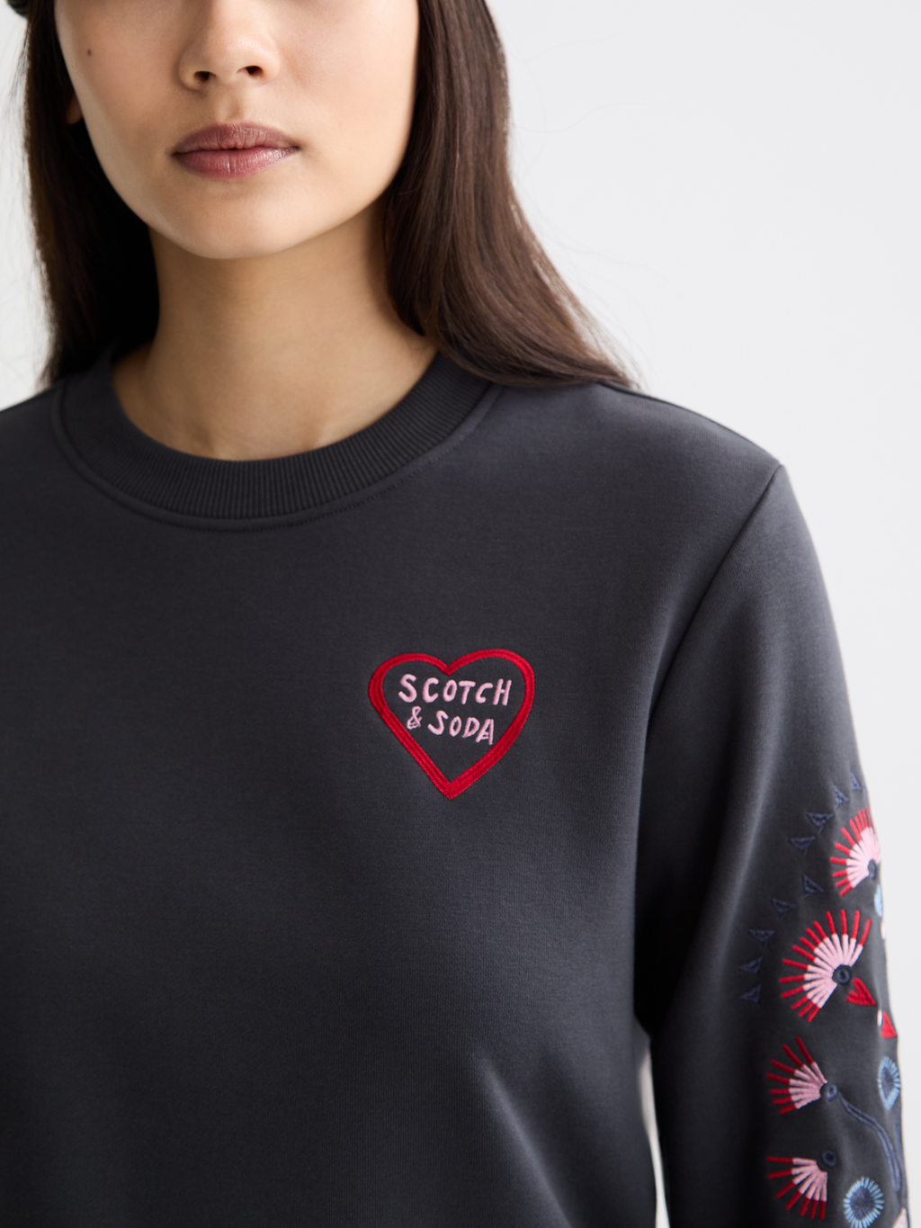 Embroidered regular sweatshirt