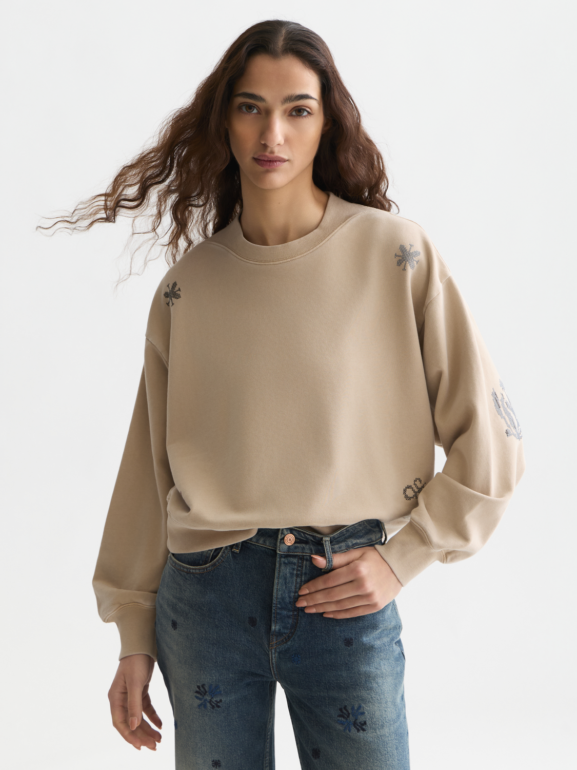 Washed sweatshirt with embroidery