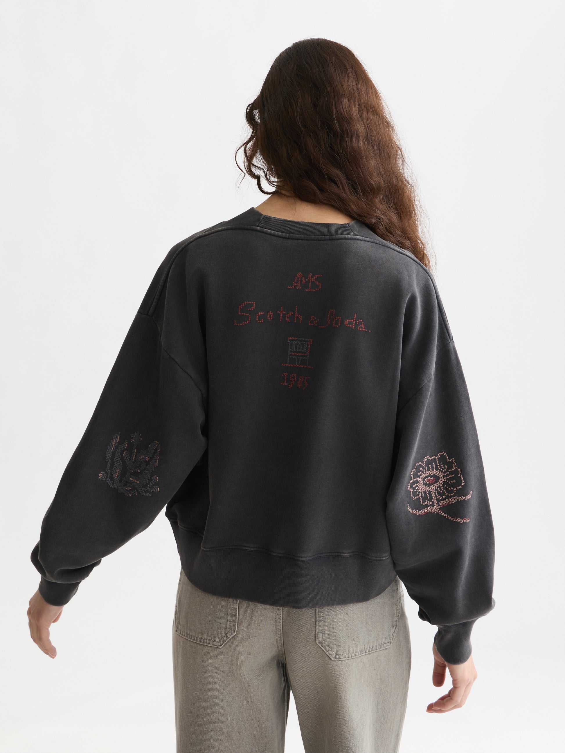 Washed sweatshirt with embroidery