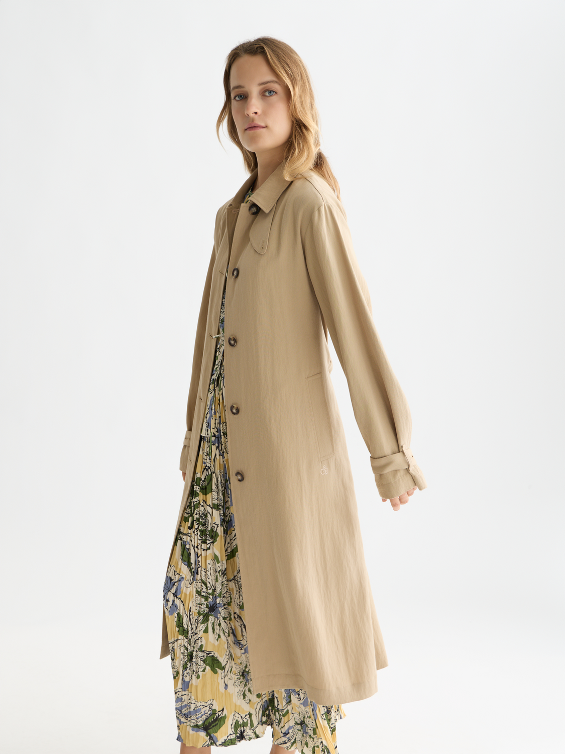 Flowy trenchcoat
