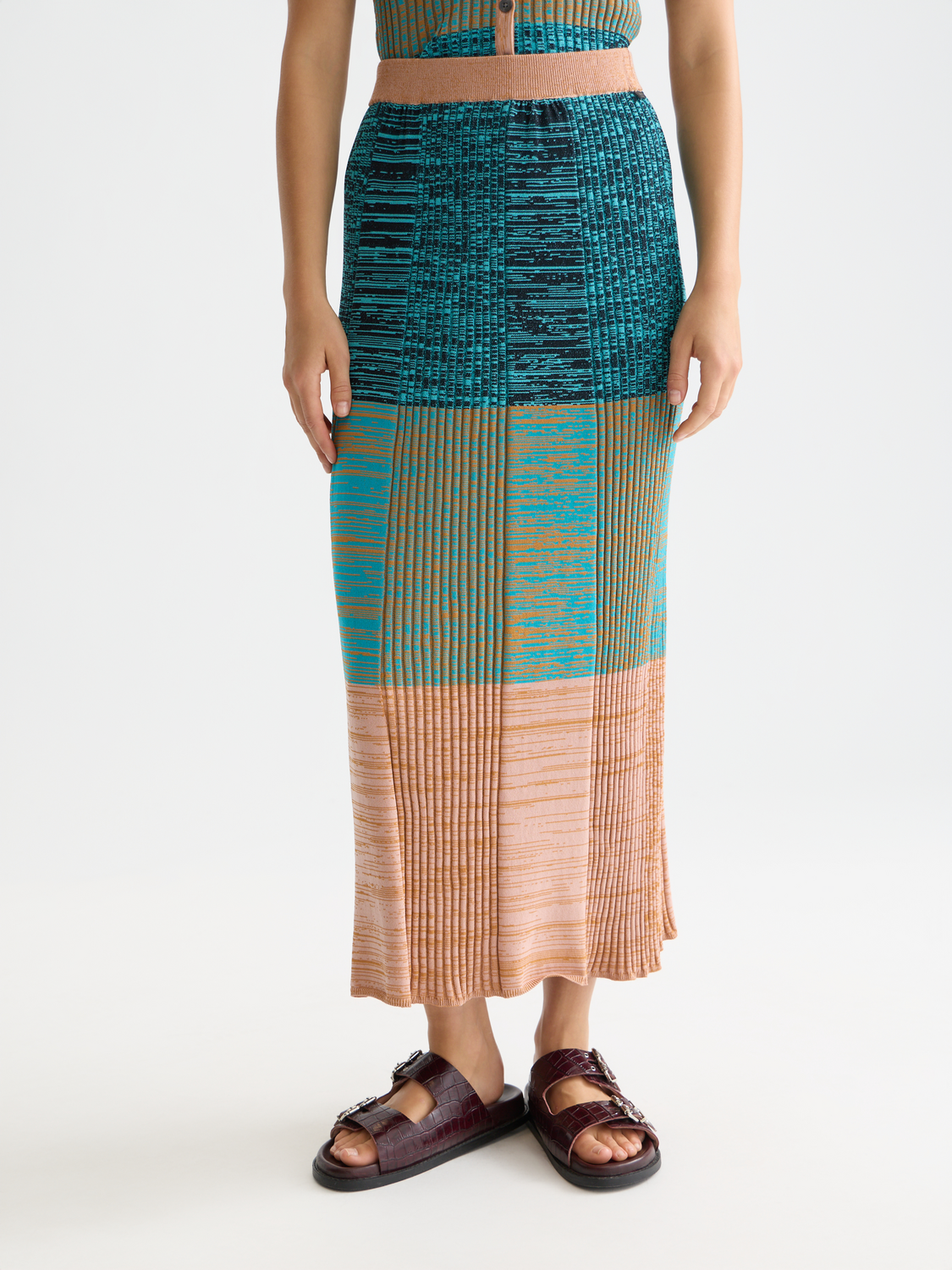 Maxi ribbed knitted skirt